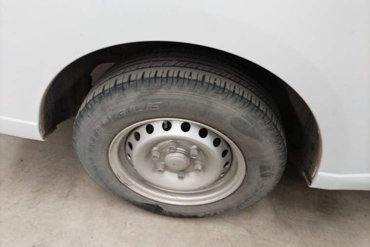 Used Wuling Yangguang 2024 300km Range Practical Window-Sealed Version 60kW Right Rear Wheel Hub