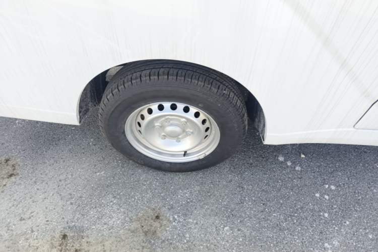 Used Wuling Yangguang 2024 300KM Comfort Version Passenger Van 75kW Right Rear Wheel Hub
