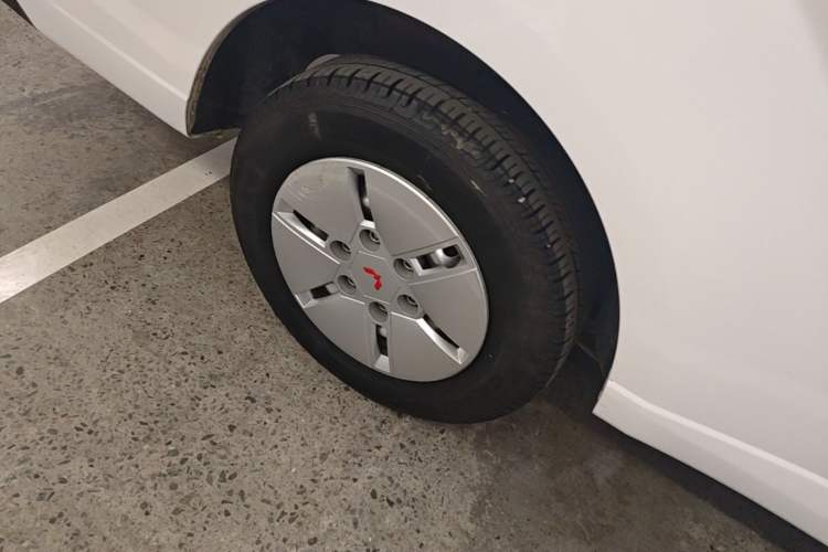 Used Wuling Yangguang 2024 300km Comfort Version with Sealed Windows 60kW Right Rear Wheel Hub