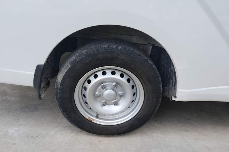 Used Wuling Yangguang 2024 300km Range Practical Window-Sealed Version 60kW Right Rear Wheel Hub