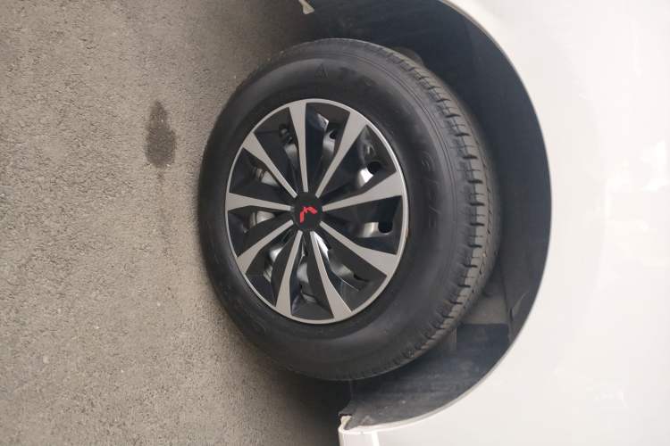 Used Wuling Yangguang 2024 300km Comfort-Grade Passenger Van 60kW Right Rear Wheel Hub
