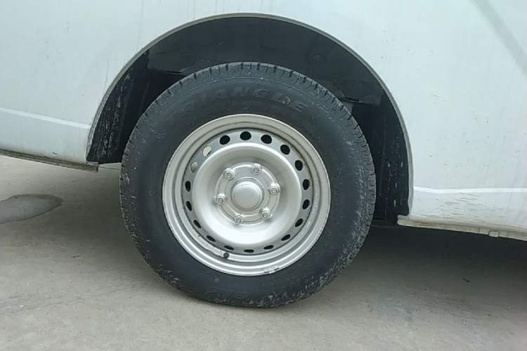 Used Wuling Yangguang 2024 300KM Comfort Version Passenger Van 75kW Right Rear Wheel Hub