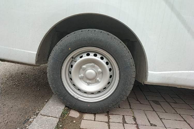 Used Wuling Yangguang 2024 300KM Comfort Version Passenger Van 75kW Right Rear Wheel Hub