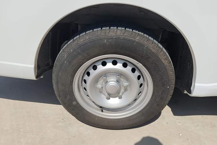 Used Wuling Yangguang 2024 300KM Comfort Version Passenger Van 75kW Right Rear Wheel Hub