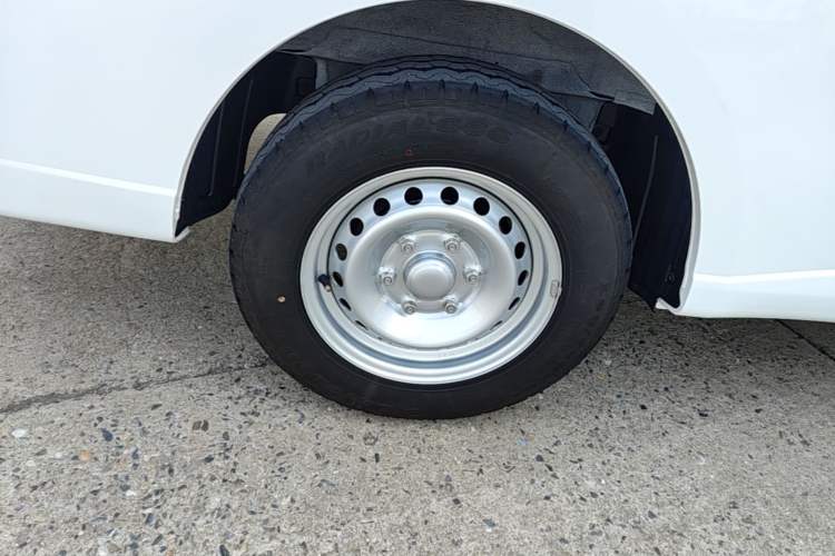 Used Wuling Yangguang 2024 300KM Comfort Version Passenger Van 75kW Right Rear Wheel Hub