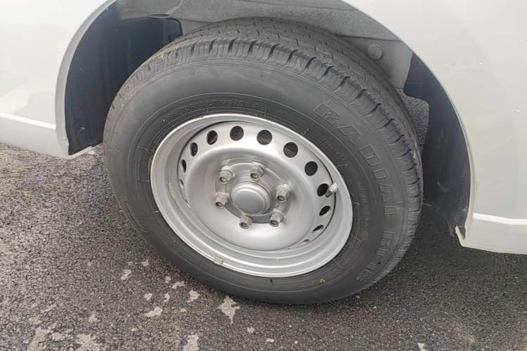 Used Wuling Yangguang 2024 300km Range Practical Window-Sealed Version 60kW Right Rear Wheel Hub