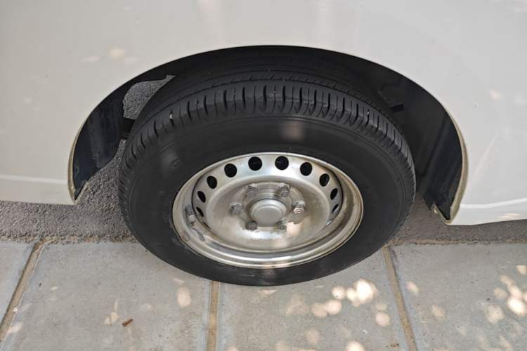 Used Wuling Yangguang 2024 300KM Comfort Version Passenger Van 75kW Right Rear Wheel Hub