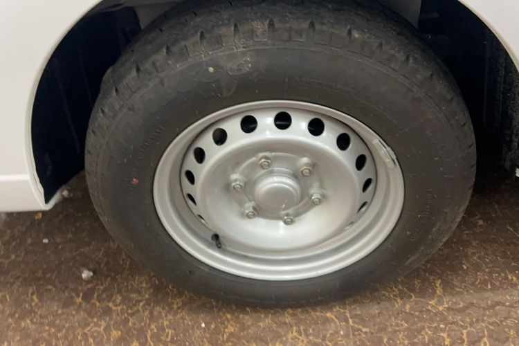 Used Wuling Yangguang 2024 300KM Comfort Version Passenger Van 75kW Right Rear Wheel Hub