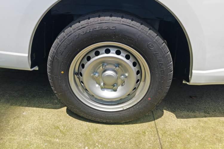 Used Wuling Yangguang 2024 300KM Comfort Version Passenger Van 75kW Right Rear Wheel Hub