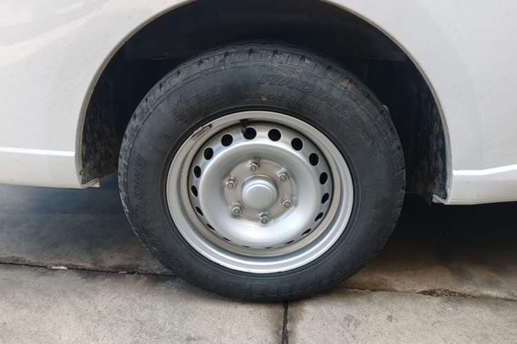 Used Wuling Yangguang 2024 300KM Comfort Version Passenger Van 75kW Right Rear Wheel Hub