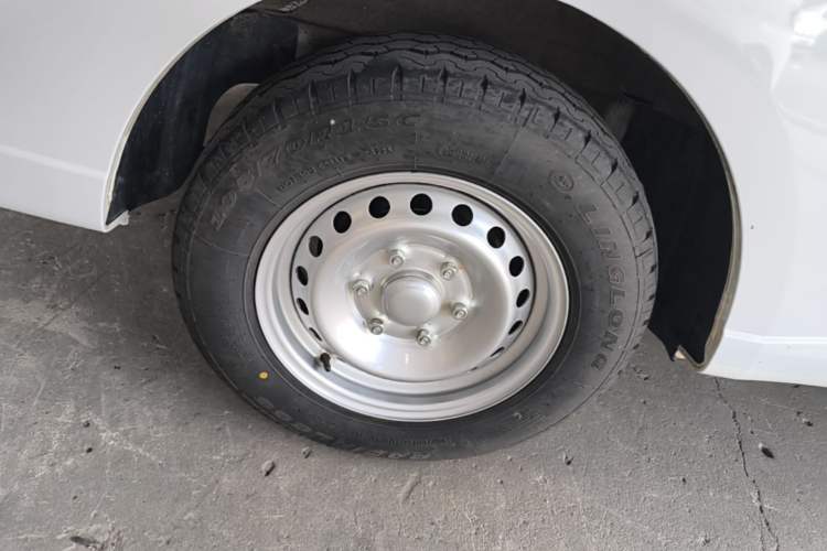 Used Wuling Yangguang 2024 300KM Comfort Version Passenger Van 75kW Right Rear Wheel Hub