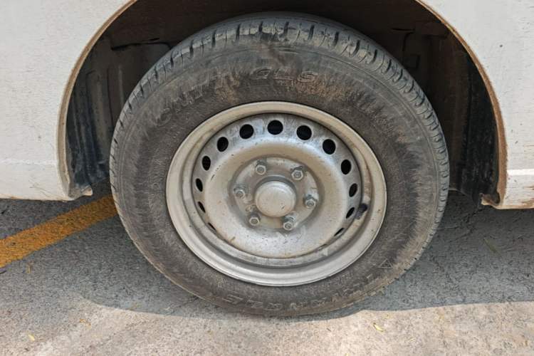 Used Wuling Yangguang 2024 300KM Comfort Version Passenger Van 75kW Right Rear Wheel Hub
