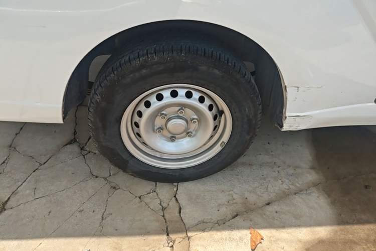Used Wuling Yangguang 2024 300KM Comfort Version Passenger Van 75kW Right Rear Wheel Hub