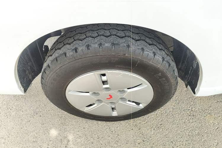 Used Wuling Yangguang 2024 300km Comfort Version with Sealed Windows 60kW Right Rear Wheel Hub