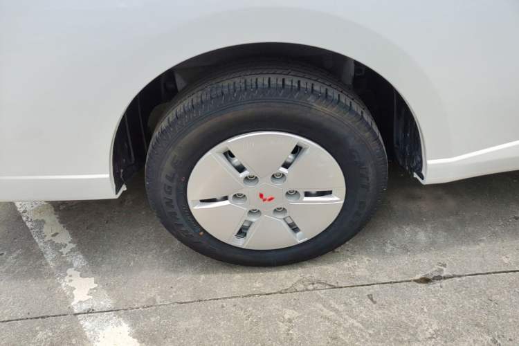 Used Wuling Yangguang 2024 300km Comfort Version with Sealed Windows 75kW Right Rear Wheel Hub