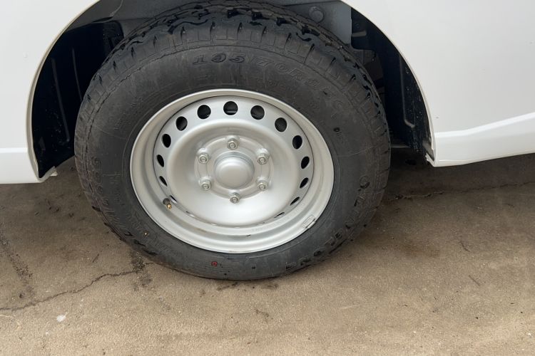 Used Wuling Yangguang 2024 300KM Comfort Version Passenger Van 75kW Right Rear Wheel Hub