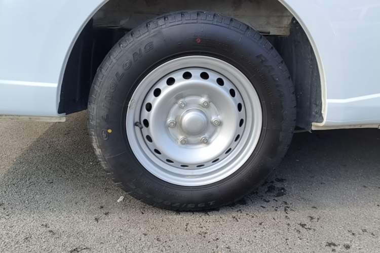 Used Wuling Yangguang 2024 300KM Comfort Version Passenger Van 75kW Right Rear Wheel Hub
