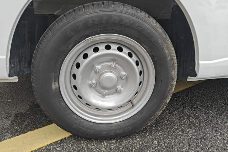 Used Wuling Yangguang 2024 300KM Comfort Version Passenger Van 75kW Right Rear Wheel Hub