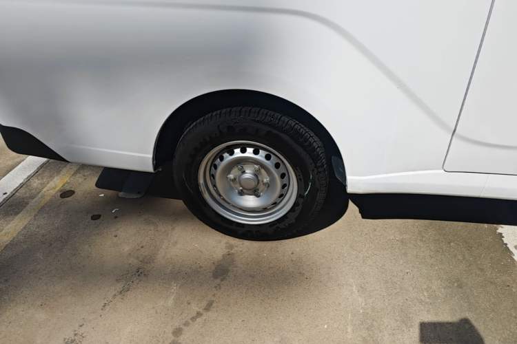 Used Wuling Yangguang 2024 300KM Comfort Version Passenger Van 75kW Right Rear Wheel Hub