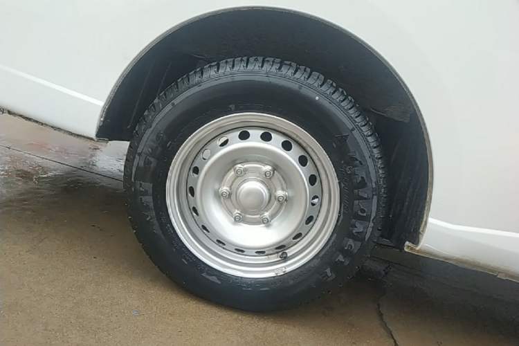 Used Wuling Yangguang 2024 300KM Comfort Version Passenger Van 75kW Right Rear Wheel Hub