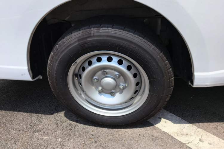 Used Wuling Yangguang 2024 300KM Comfort Version Passenger Van 75kW Right Rear Wheel Hub