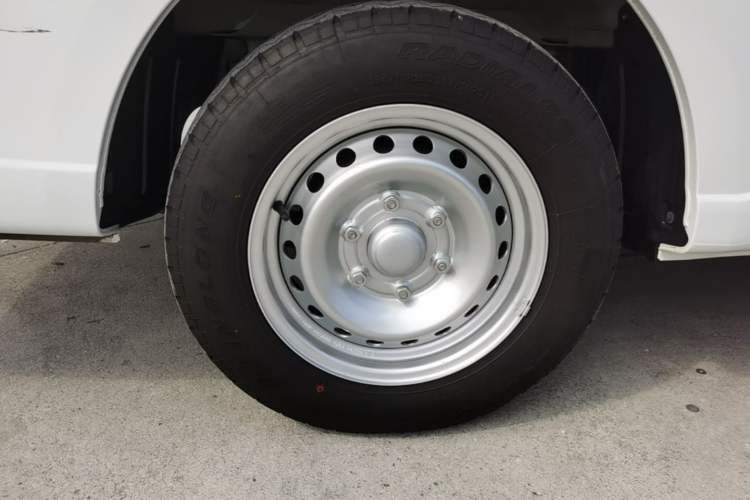Used Wuling Yangguang 2024 300KM Comfort Version Passenger Van 75kW Right Rear Wheel Hub