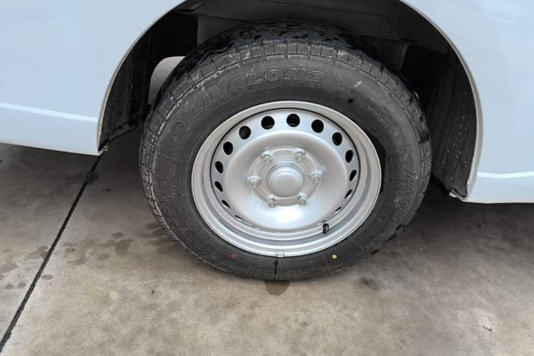 Used Wuling Yangguang 2024 300KM Comfort Version Passenger Van 75kW Right Rear Wheel Hub