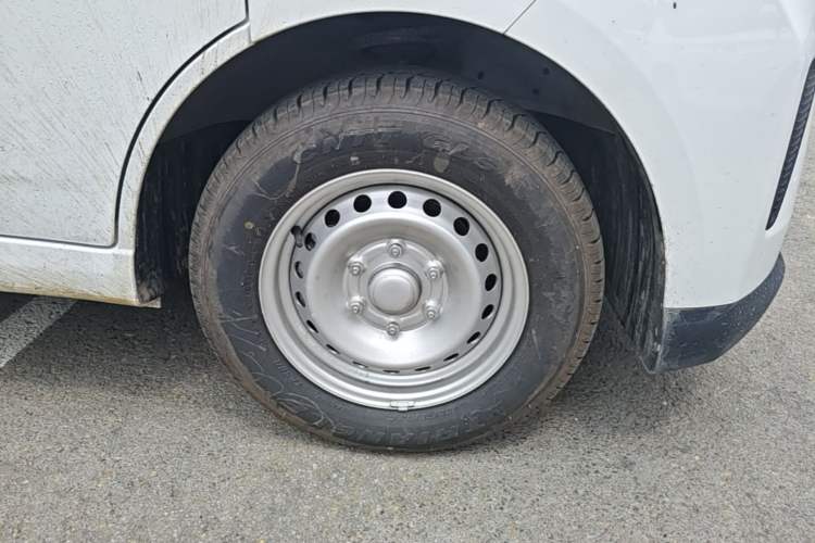 Used Wuling Yangguang 2024 300KM Comfort Version Passenger Van 75kW Right Rear Wheel Hub