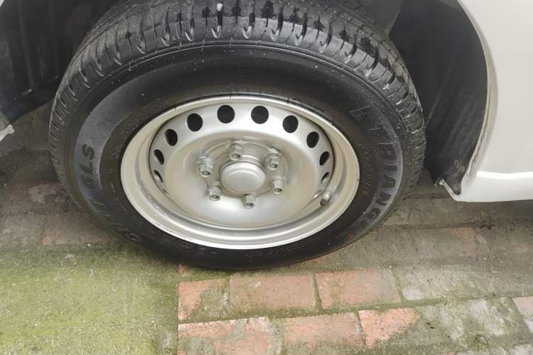 Used Wuling Yangguang 2024 300km Range Practical Window-Sealed Version 60kW Right Rear Wheel Hub