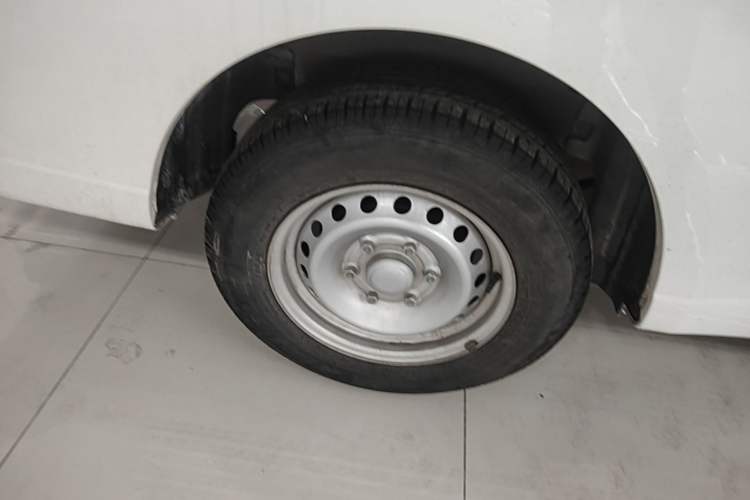 Used Wuling Yangguang 2024 300KM Comfort Version Passenger Van 75kW Right Rear Wheel Hub