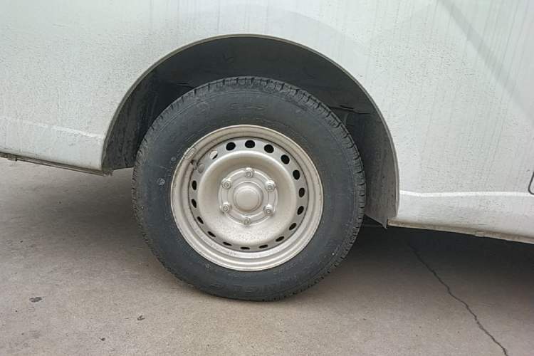 Used Wuling Yangguang 2024 300KM Comfort Version Passenger Van 75kW Right Rear Wheel Hub