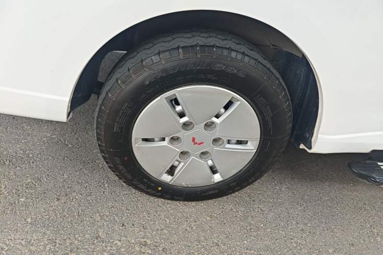 Used Wuling Yangguang 2024 300KM Comfort Version Passenger Van 75kW Right Rear Wheel Hub