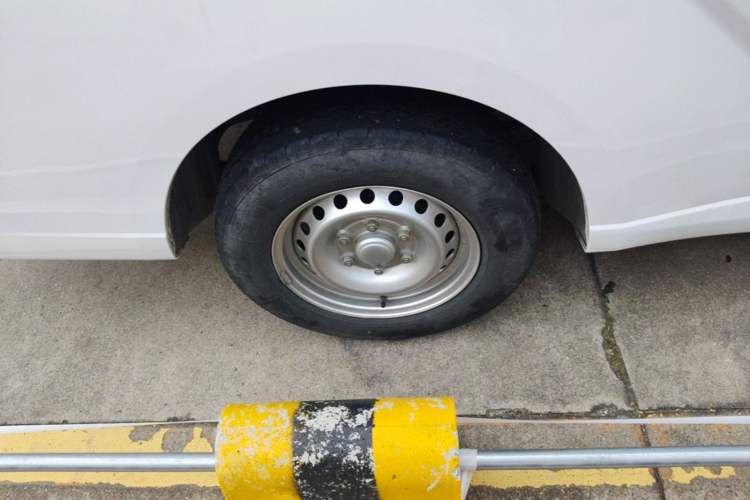 Used Wuling Yangguang 2024 300KM Comfort Version Passenger Van 75kW Right Rear Wheel Hub