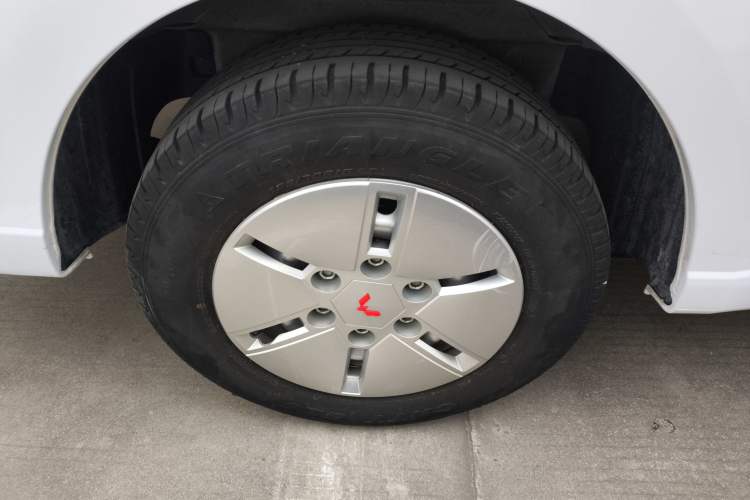 Used Wuling Yangguang 2024 300km Comfort Version with Sealed Windows 60kW Right Rear Wheel Hub