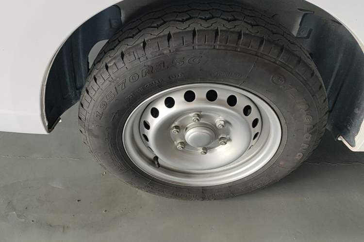 Used Wuling Yangguang 2024 300KM Comfort Version Passenger Van 75kW Right Rear Wheel Hub