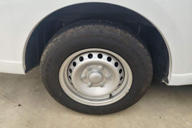 Used Wuling Yangguang 2024 300KM Comfort Version Passenger Van 75kW Right Rear Wheel Hub