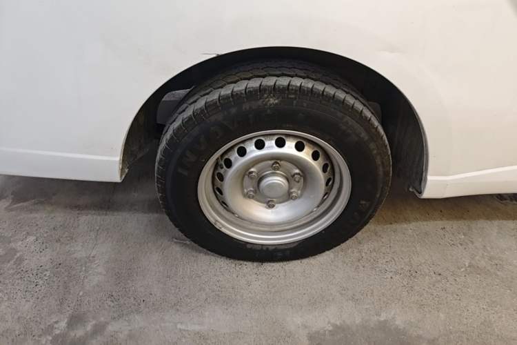 Used Wuling Yangguang 2024 300km Comfort-Grade Passenger Van 60kW Right Rear Wheel Hub
