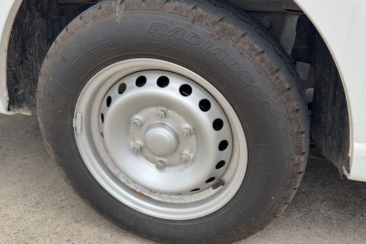 Used Wuling Yangguang 2024 300KM Comfort Version Passenger Van 75kW Right Rear Wheel Hub