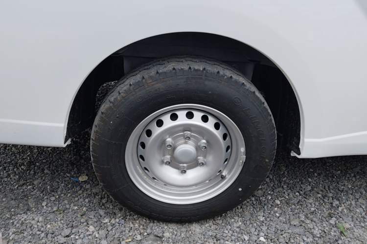 Used Wuling Yangguang 2024 300km Range Practical Window-Sealed Version 75kW Right Rear Wheel Hub