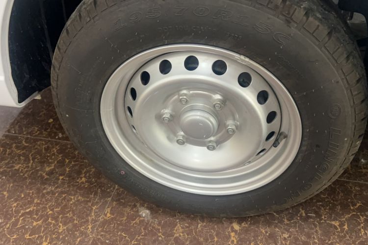 Used Wuling Yangguang 2024 300KM Comfort Version Passenger Van 75kW Right Rear Wheel Hub