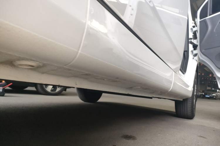 Used Wuling Yangguang 2024 300km Comfort-Grade Passenger Van 60kW Right Side Sill