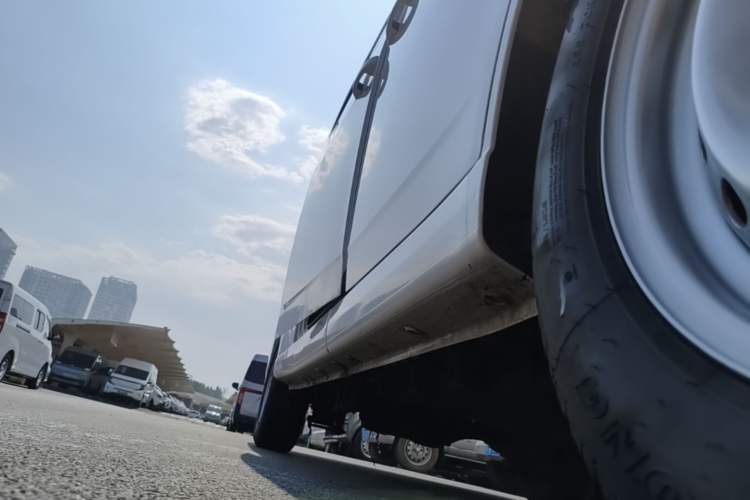 Used Wuling Yangguang 2024 300KM Comfort Version Passenger Van 75kW Right Side Sill