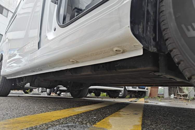 Used Wuling Yangguang 2024 300KM Comfort Version Passenger Van 75kW Right Side Sill
