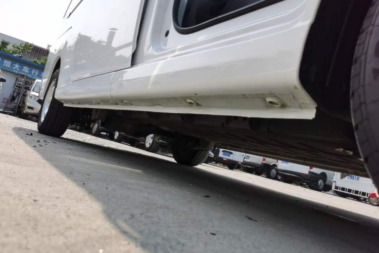 Used Wuling Yangguang 2024 300KM Comfort Version Passenger Van 75kW Right Side Sill