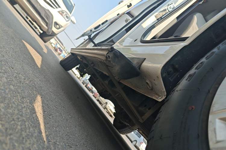 Used Wuling Yangguang 2024 300KM Comfort Version Passenger Van 75kW Right Side Sill