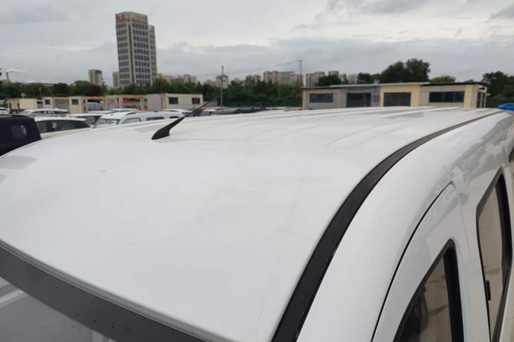 Used Wuling Yangguang 2024 300KM Comfort Version Passenger Van 75kW Roof