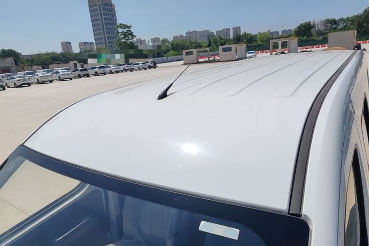 Used Wuling Yangguang 2024 300KM Comfort Version Passenger Van 75kW Roof