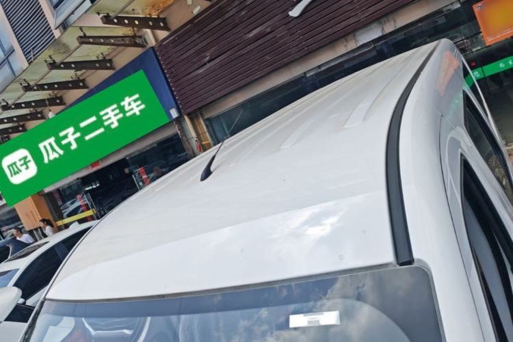 Used Wuling Yangguang 2024 300KM Comfort Version Passenger Van 75kW Roof
