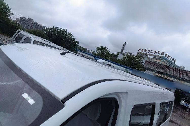 Used Wuling Yangguang 2024 300KM Comfort Version Passenger Van 75kW Roof