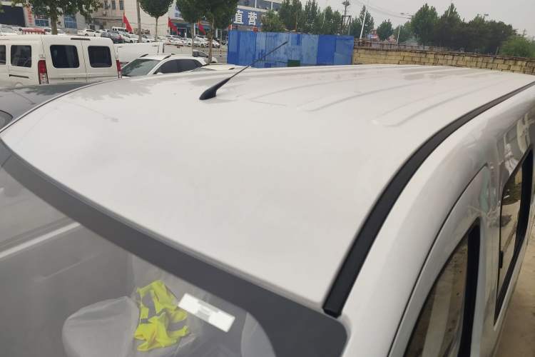 Used Wuling Yangguang 2024 300KM Comfort Version Passenger Van 75kW Roof